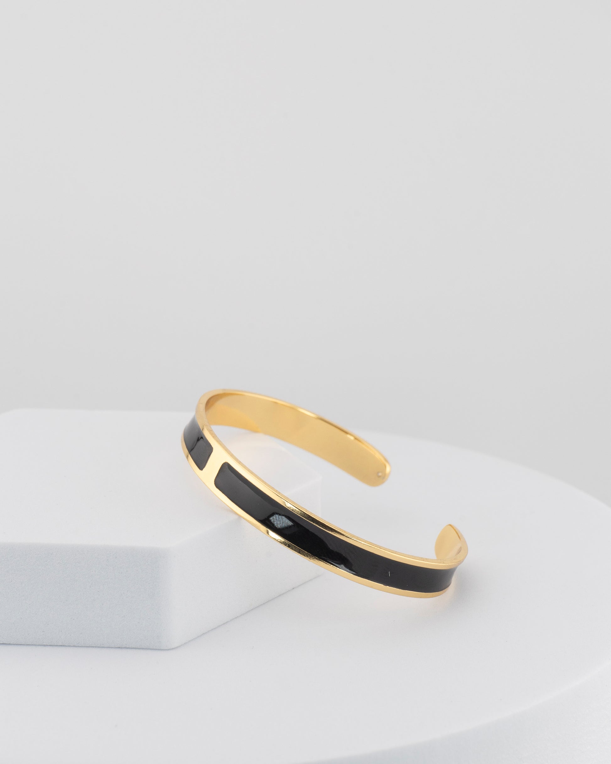 Handcrafted in Tuscany, the MarriCortona Smalto Bracelets in 18k gold and hand-painted enamel embody Italian artistry, color, and timeless elegance.