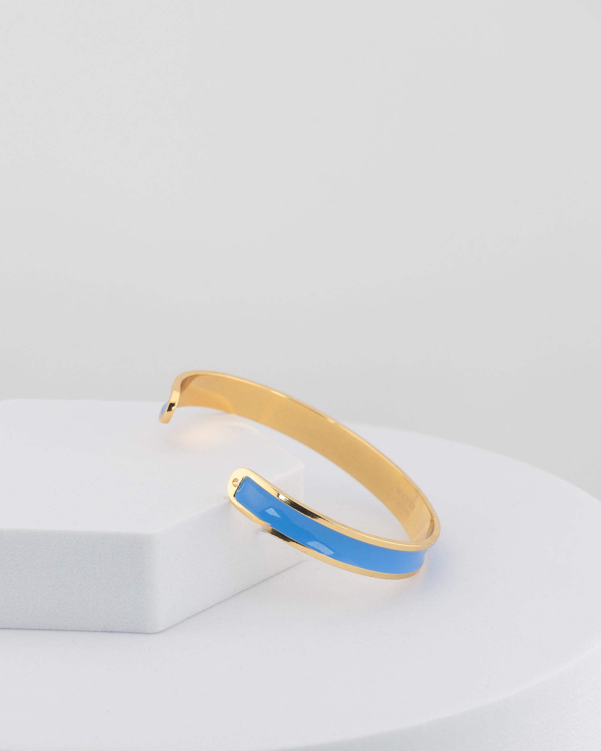 Handcrafted in Tuscany, the MarriCortona Smalto Bracelets in 18k gold and hand-painted enamel embody Italian artistry, color, and timeless elegance.