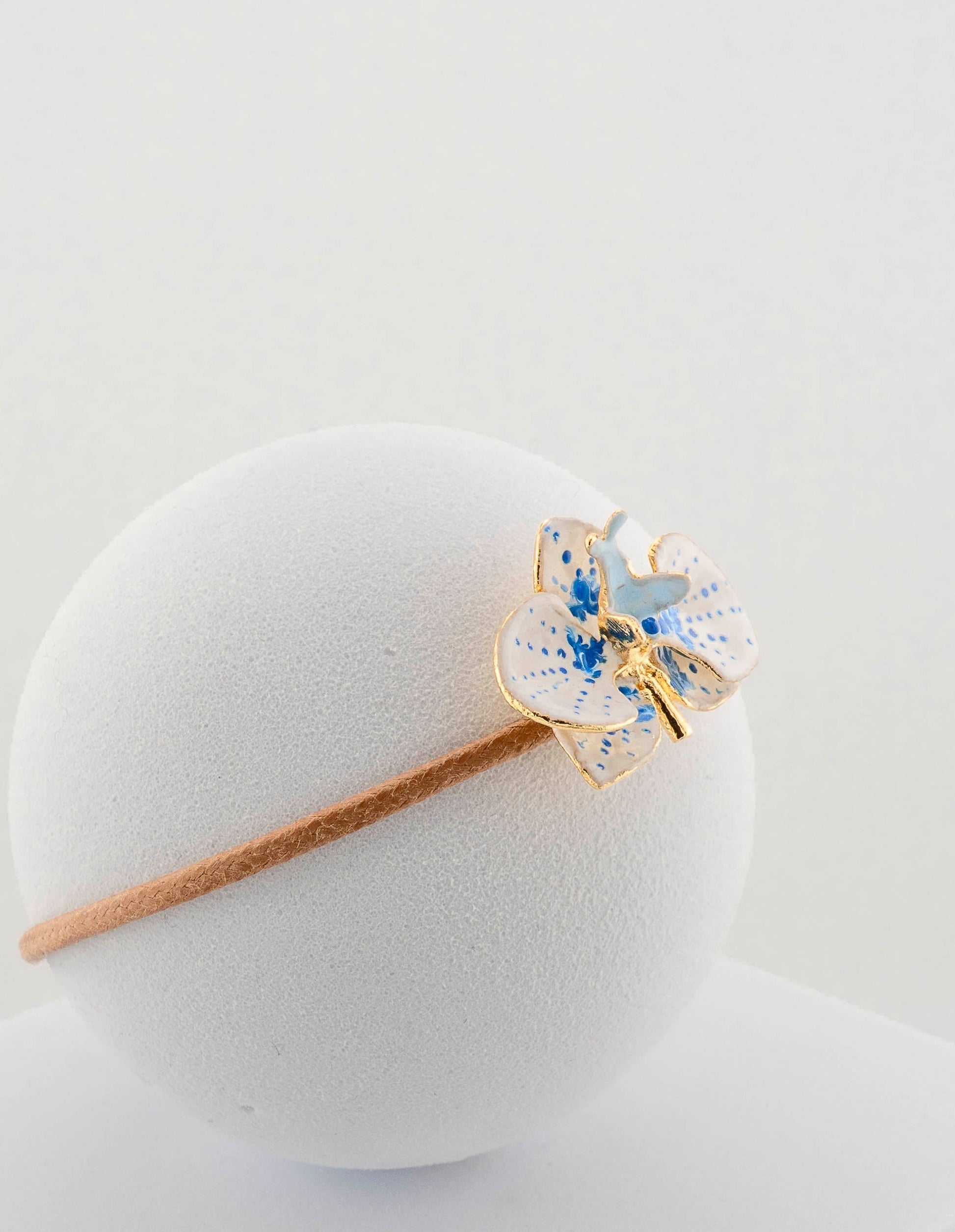 Handcrafted bracelet with adjustable cord and orchid pendant in 18K gold-plated bronze.
Each piece is hand-painted with enamel in Tuscany — unique and unrepeatable.