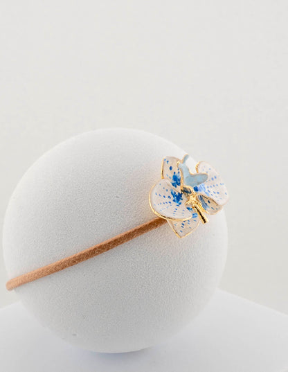 Handcrafted bracelet with adjustable cord and orchid pendant in 18K gold-plated bronze.
Each piece is hand-painted with enamel in Tuscany — unique and unrepeatable.