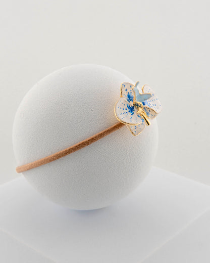 Handcrafted bracelet with adjustable cord and orchid pendant in 18K gold-plated bronze.
Each piece is hand-painted with enamel in Tuscany — unique and unrepeatable.