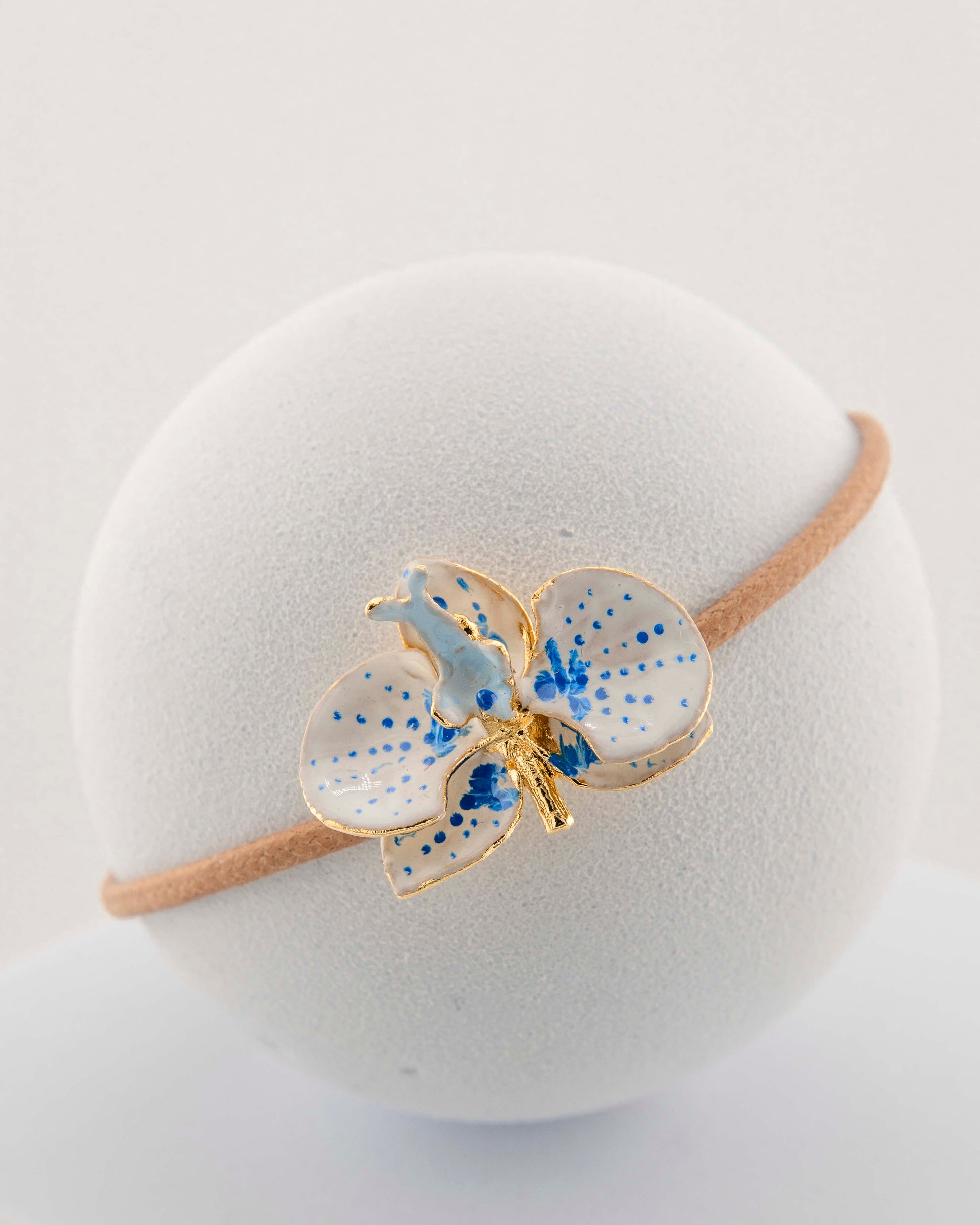 Handcrafted bracelet with adjustable cord and orchid pendant in 18K gold-plated bronze.
Each piece is hand-painted with enamel in Tuscany — unique and unrepeatable.