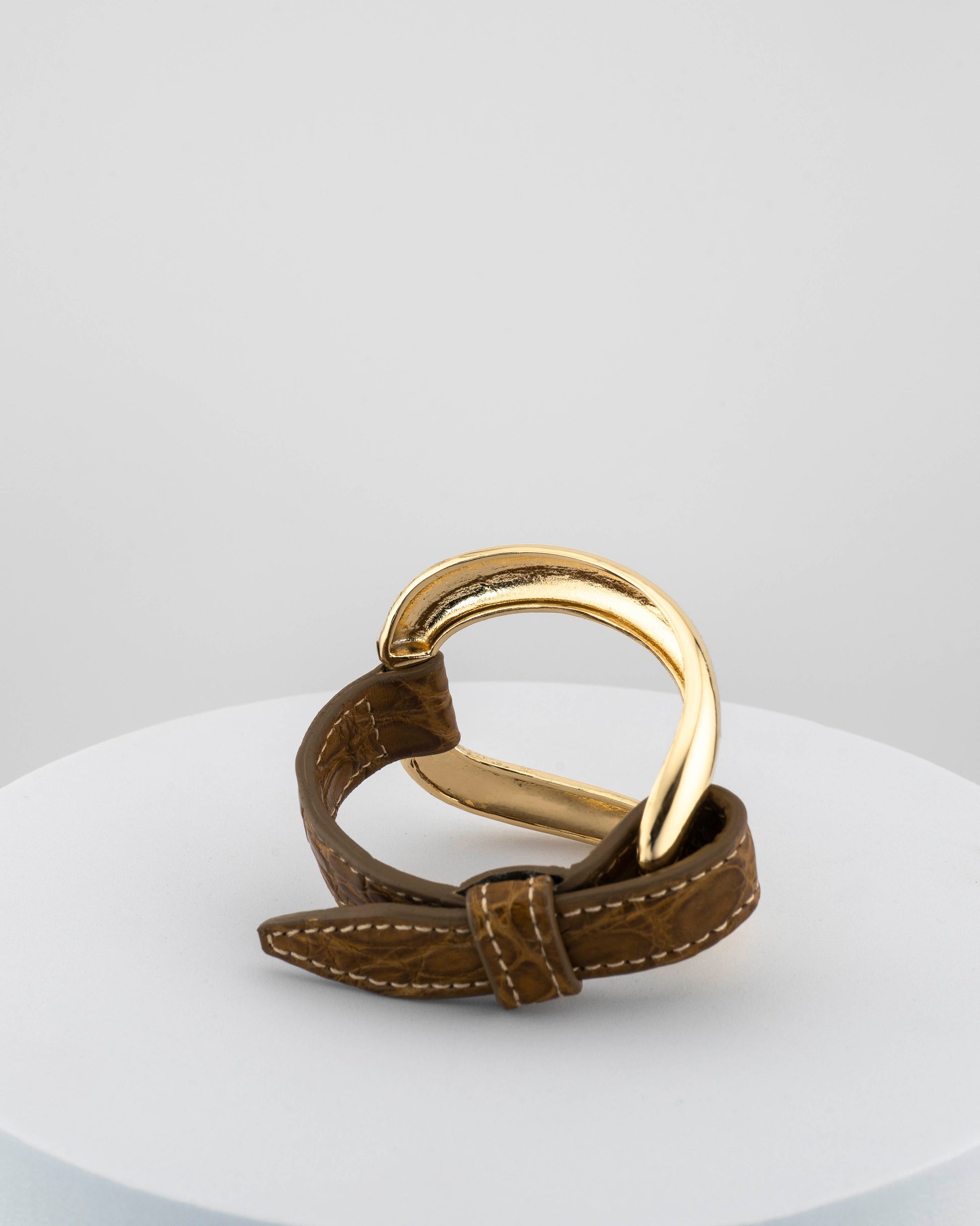 Handcrafted 18K gold-plated bronze bracelet with genuine crocodile leather strap.
An original Marri Cortona design — handmade in Tuscany.