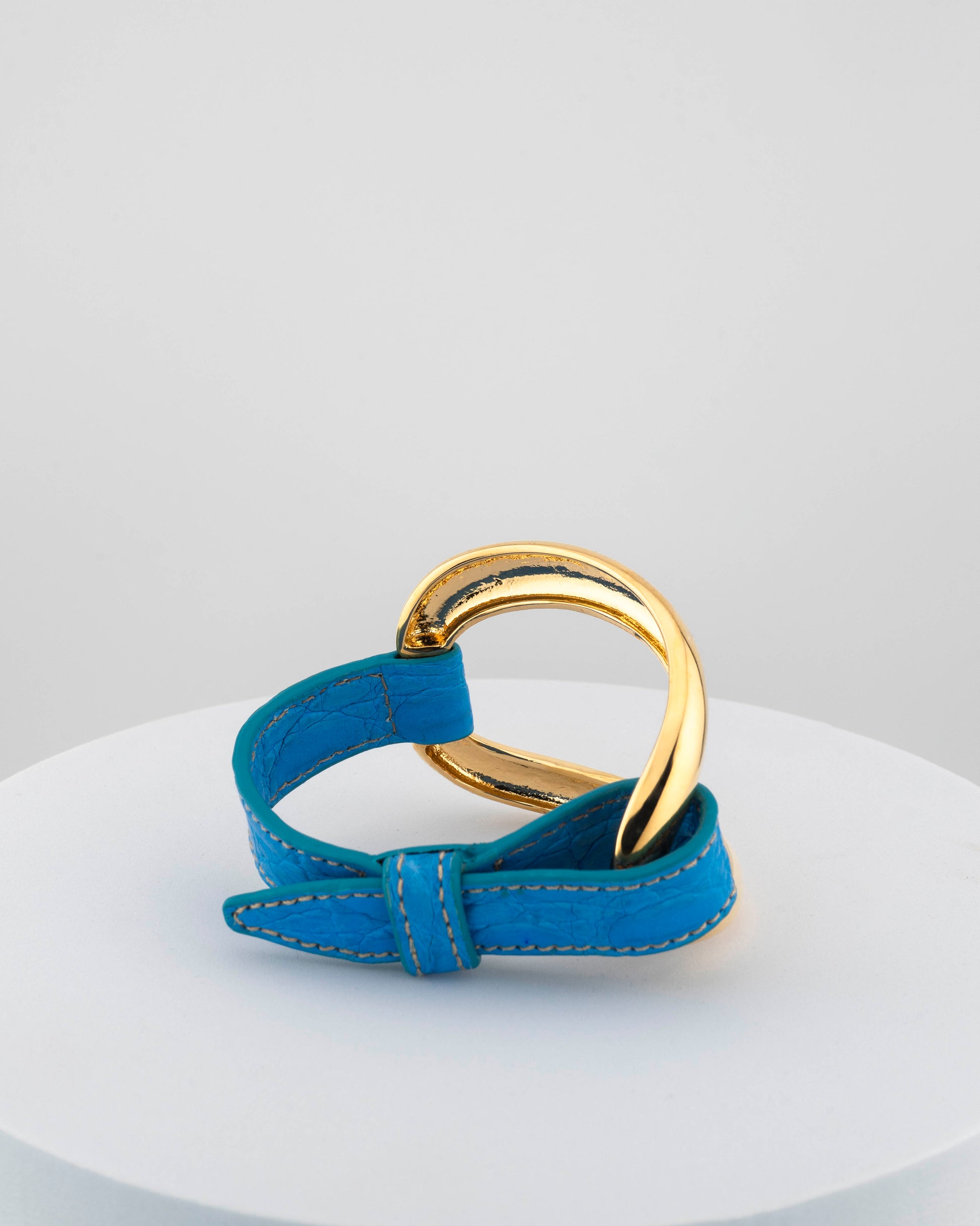 Handcrafted 18K gold-plated bronze bracelet with genuine crocodile leather strap.
An original Marri Cortona design — handmade in Tuscany.