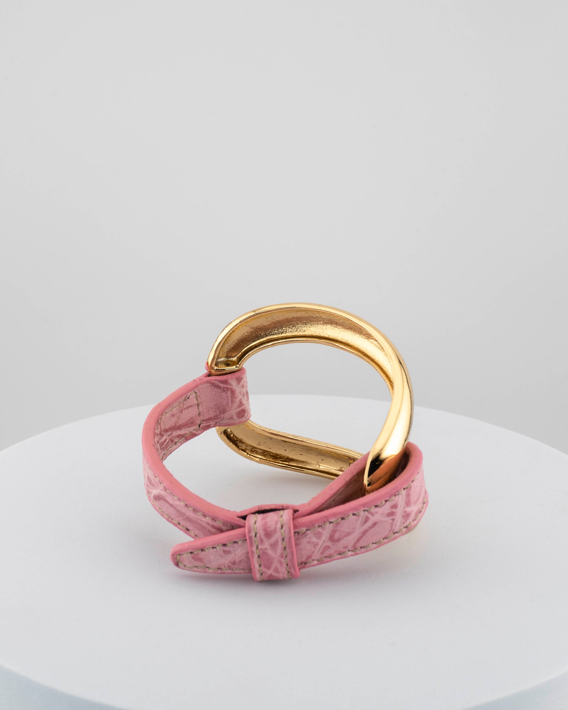 Handcrafted 18K gold-plated bronze bracelet with genuine crocodile leather strap.
An original Marri Cortona design — handmade in Tuscany.