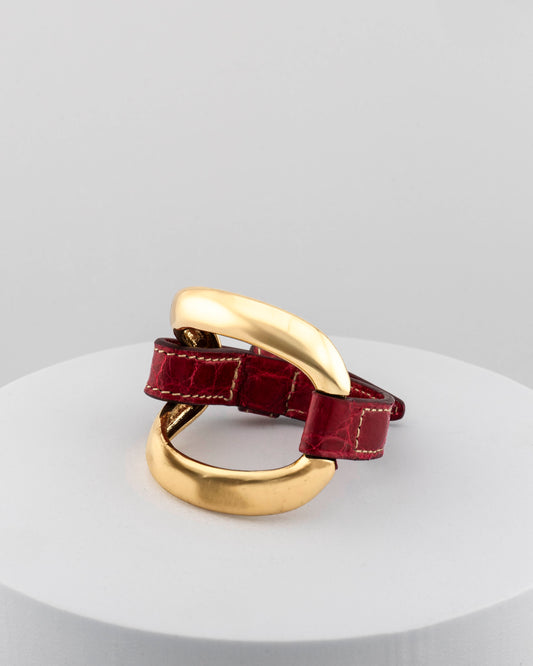 Handcrafted 18K gold-plated bronze bracelet with genuine crocodile leather strap.
An original Marri Cortona design — handmade in Tuscany.