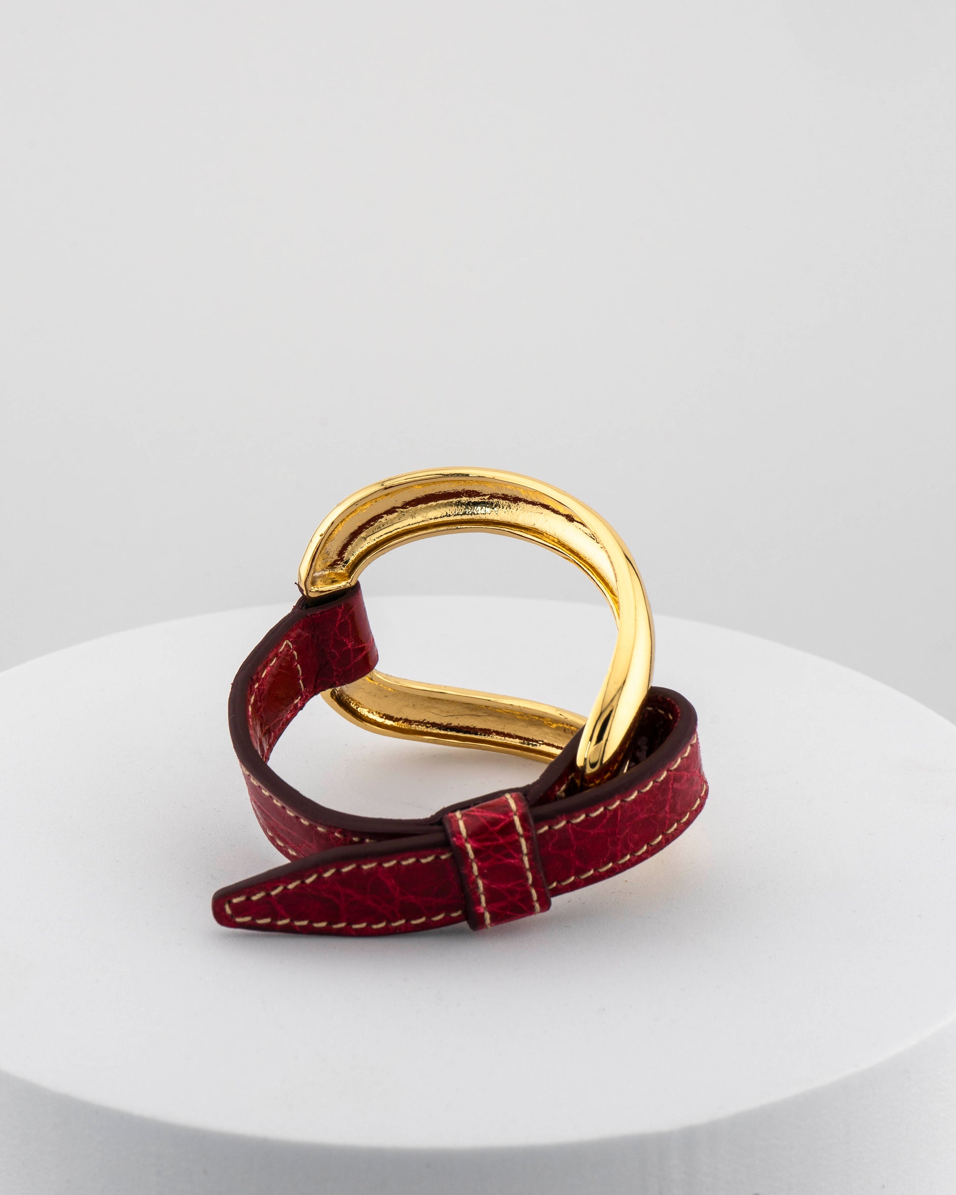 Handcrafted 18K gold-plated bronze bracelet with genuine crocodile leather strap.
An original Marri Cortona design — handmade in Tuscany.