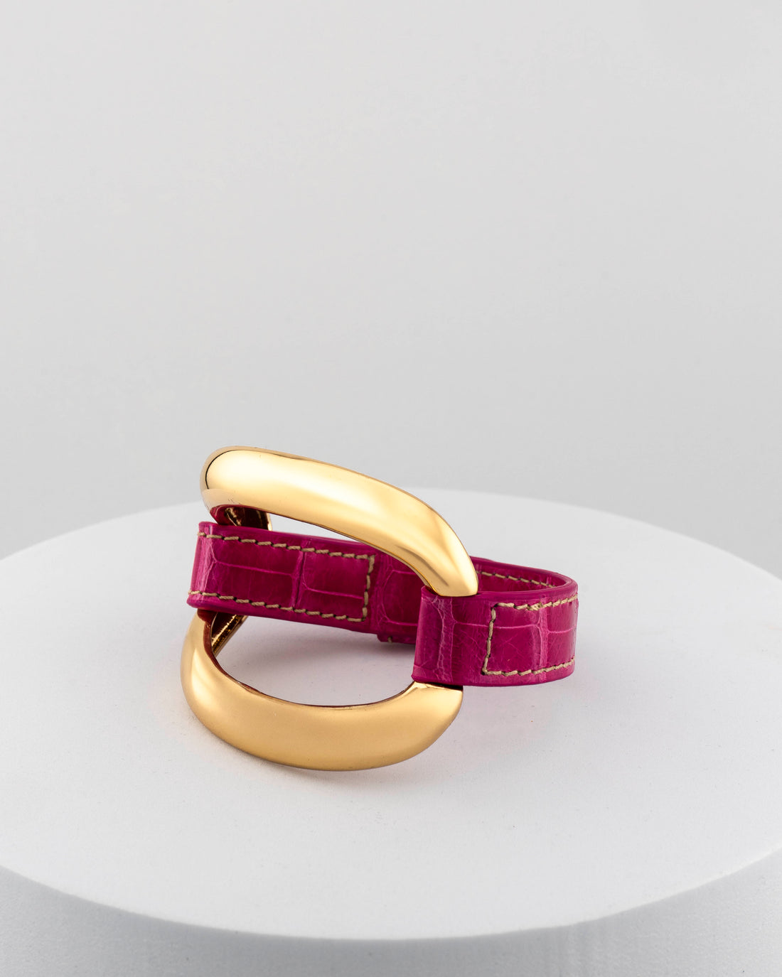 Handcrafted 18K gold-plated bronze bracelet with genuine crocodile leather strap.
An original Marri Cortona design — handmade in Tuscany.