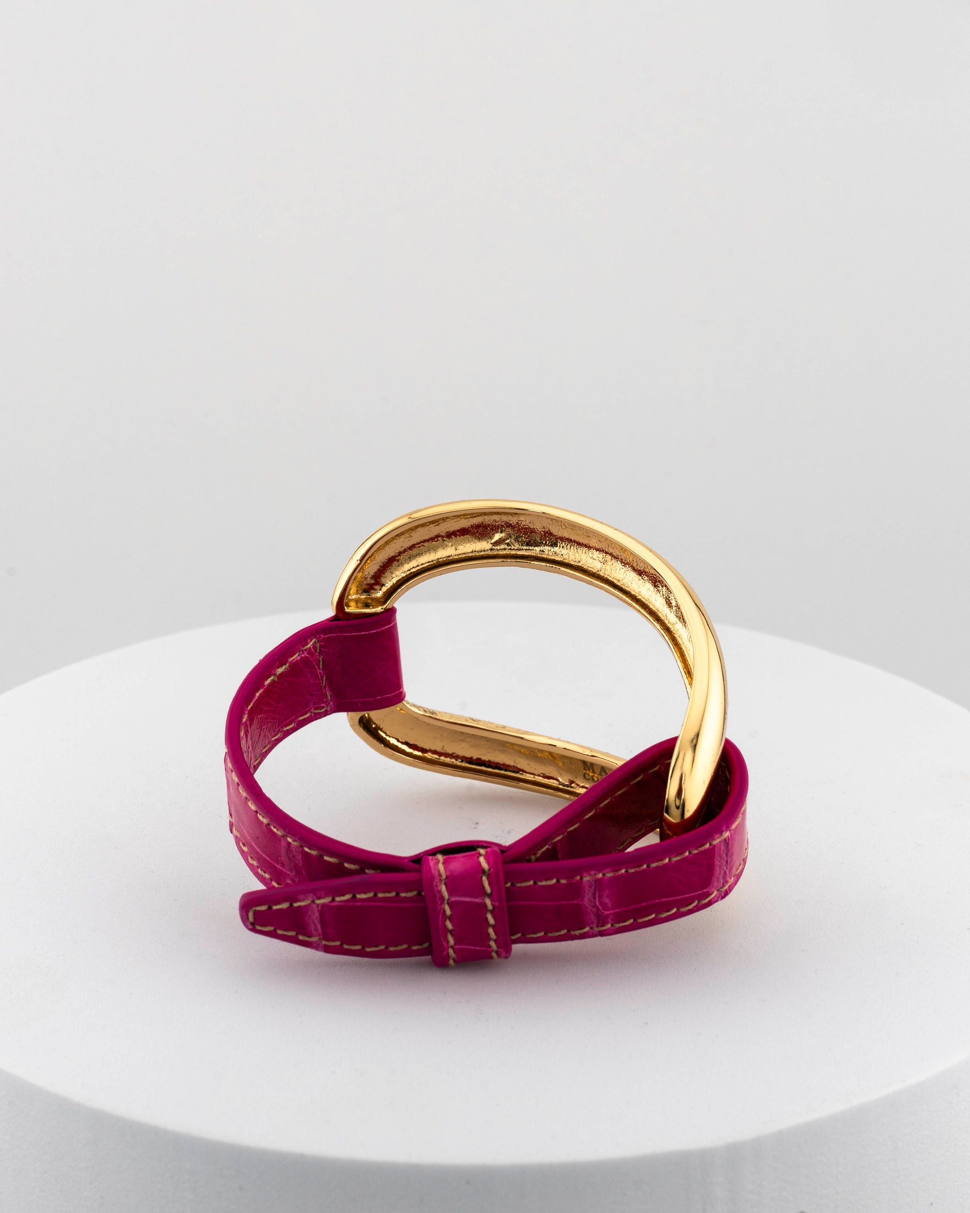 Handcrafted 18K gold-plated bronze bracelet with genuine crocodile leather strap.
An original Marri Cortona design — handmade in Tuscany.