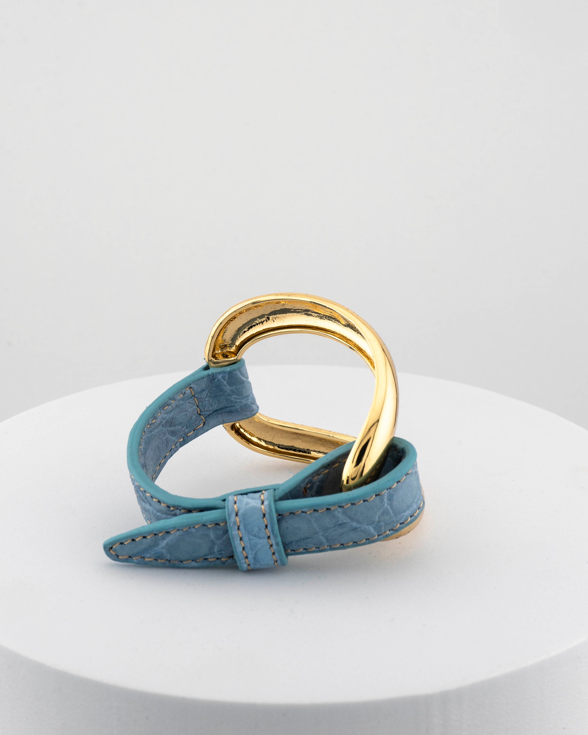 Handcrafted 18K gold-plated bronze bracelet with genuine crocodile leather strap.
An original Marri Cortona design — handmade in Tuscany.