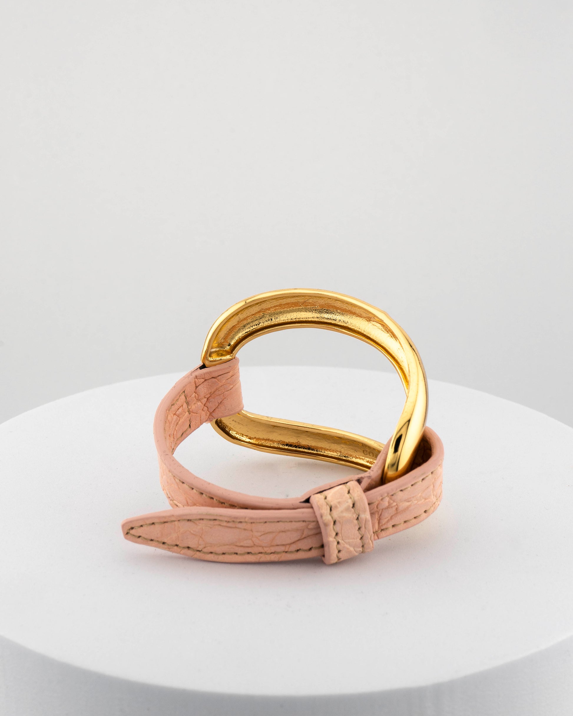 Handcrafted 18K gold-plated bronze bracelet with genuine crocodile leather strap.
An original Marri Cortona design — handmade in Tuscany.