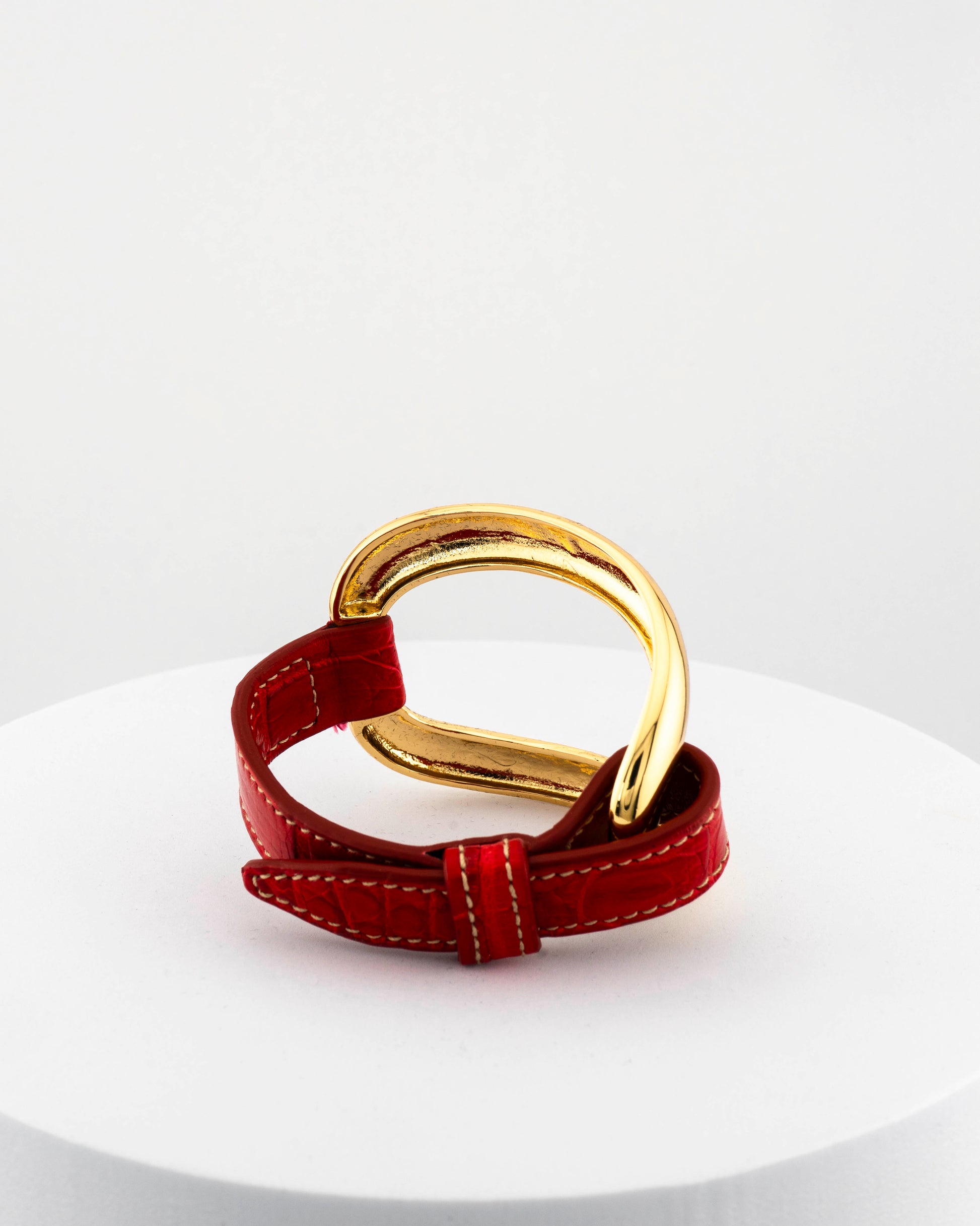 Handcrafted 18K gold-plated bronze bracelet with genuine crocodile leather strap.
An original Marri Cortona design — handmade in Tuscany.