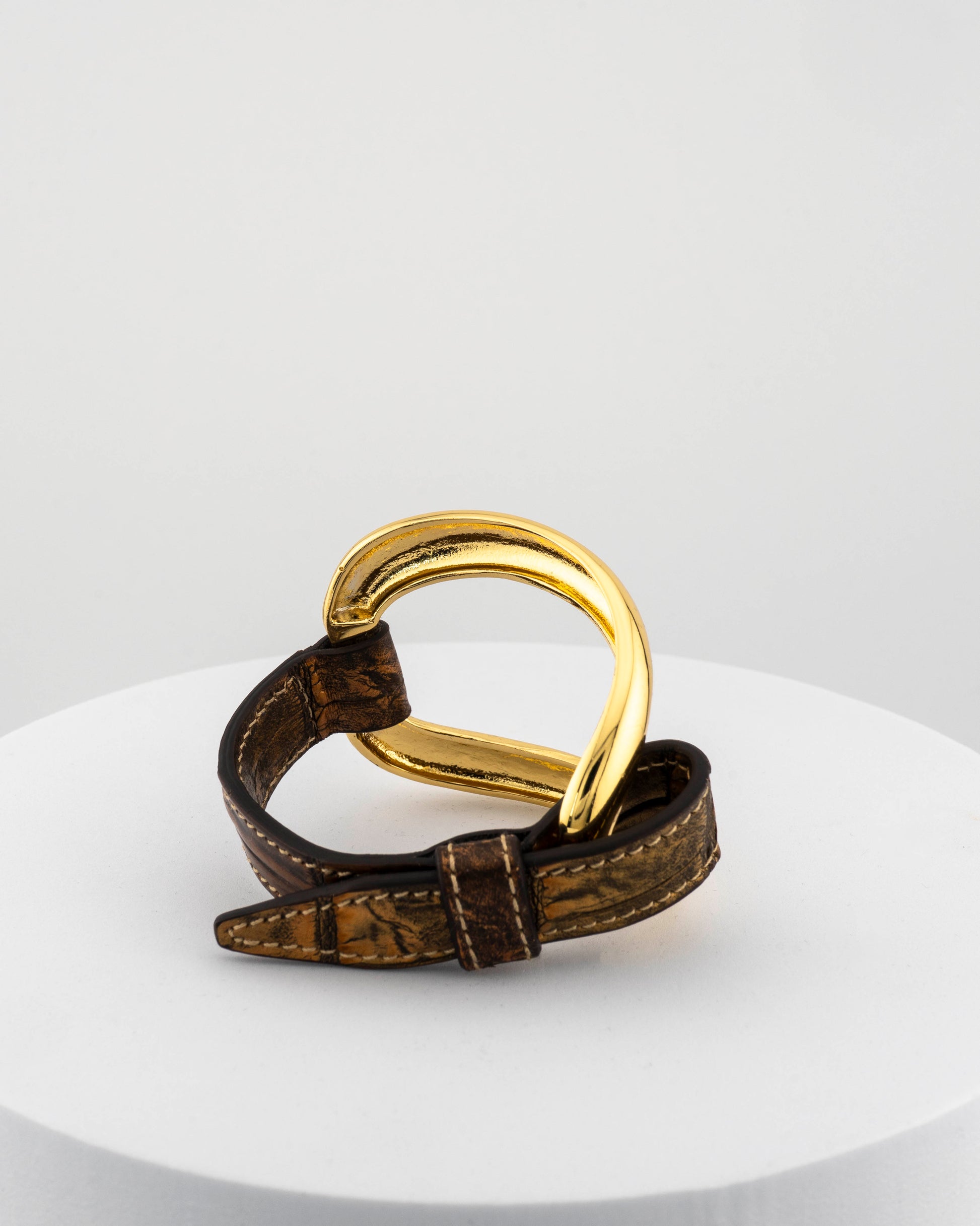 Handcrafted 18K gold-plated bronze bracelet with genuine crocodile leather strap.
An original Marri Cortona design — handmade in Tuscany.