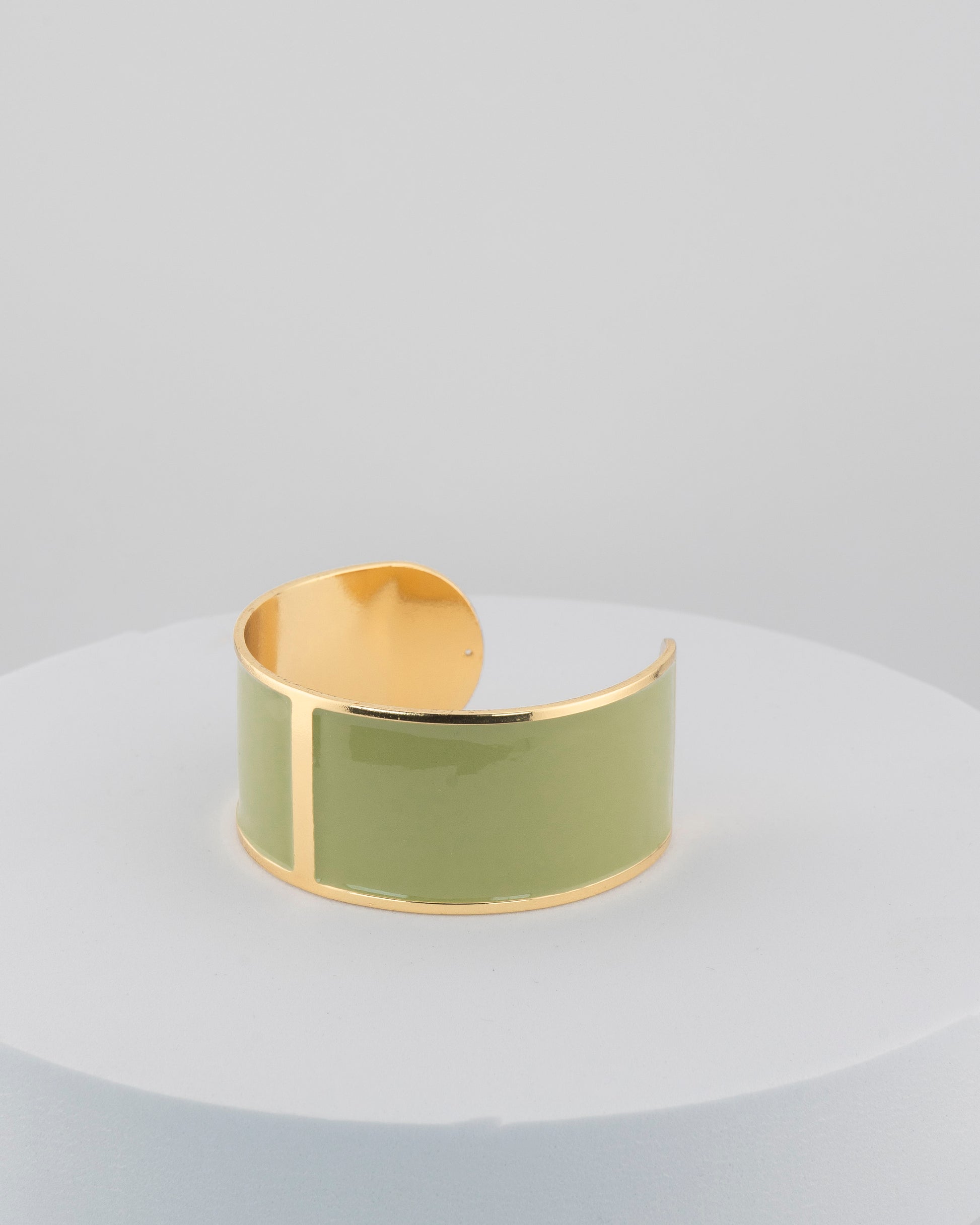 Handcrafted in Tuscany, the MarriCortona Smalto Bracelets in 18k gold and hand-painted enamel feature bold 30 mm bands — radiant, elegant, and uniquely Italian.