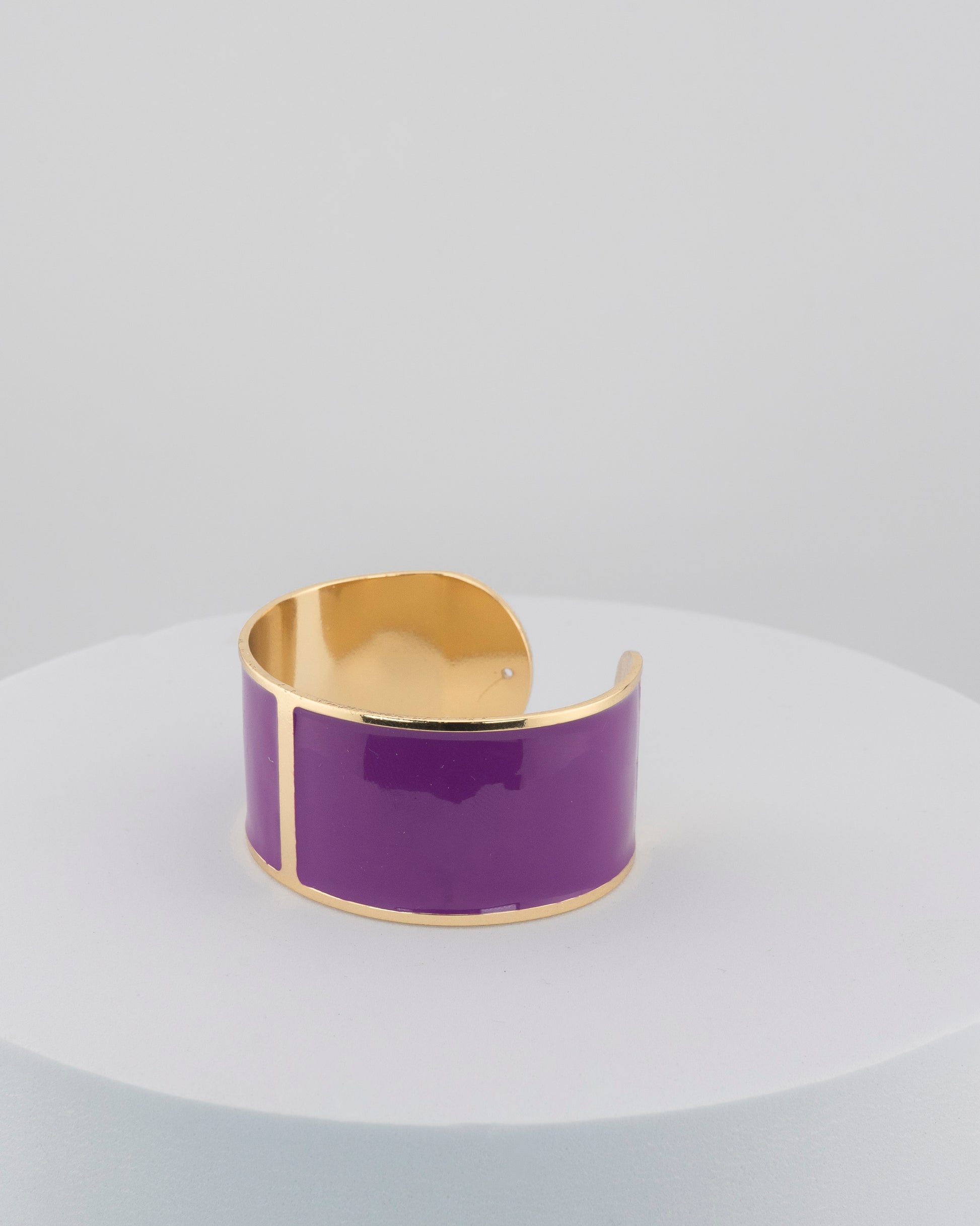 Handcrafted in Tuscany, the MarriCortona Smalto Bracelets in 18k gold and hand-painted enamel feature bold 30 mm bands — radiant, elegant, and uniquely Italian.