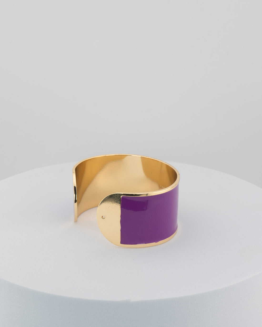 Handcrafted in Tuscany, the MarriCortona Smalto Bracelets in 18k gold and hand-painted enamel feature bold 30 mm bands — radiant, elegant, and uniquely Italian.