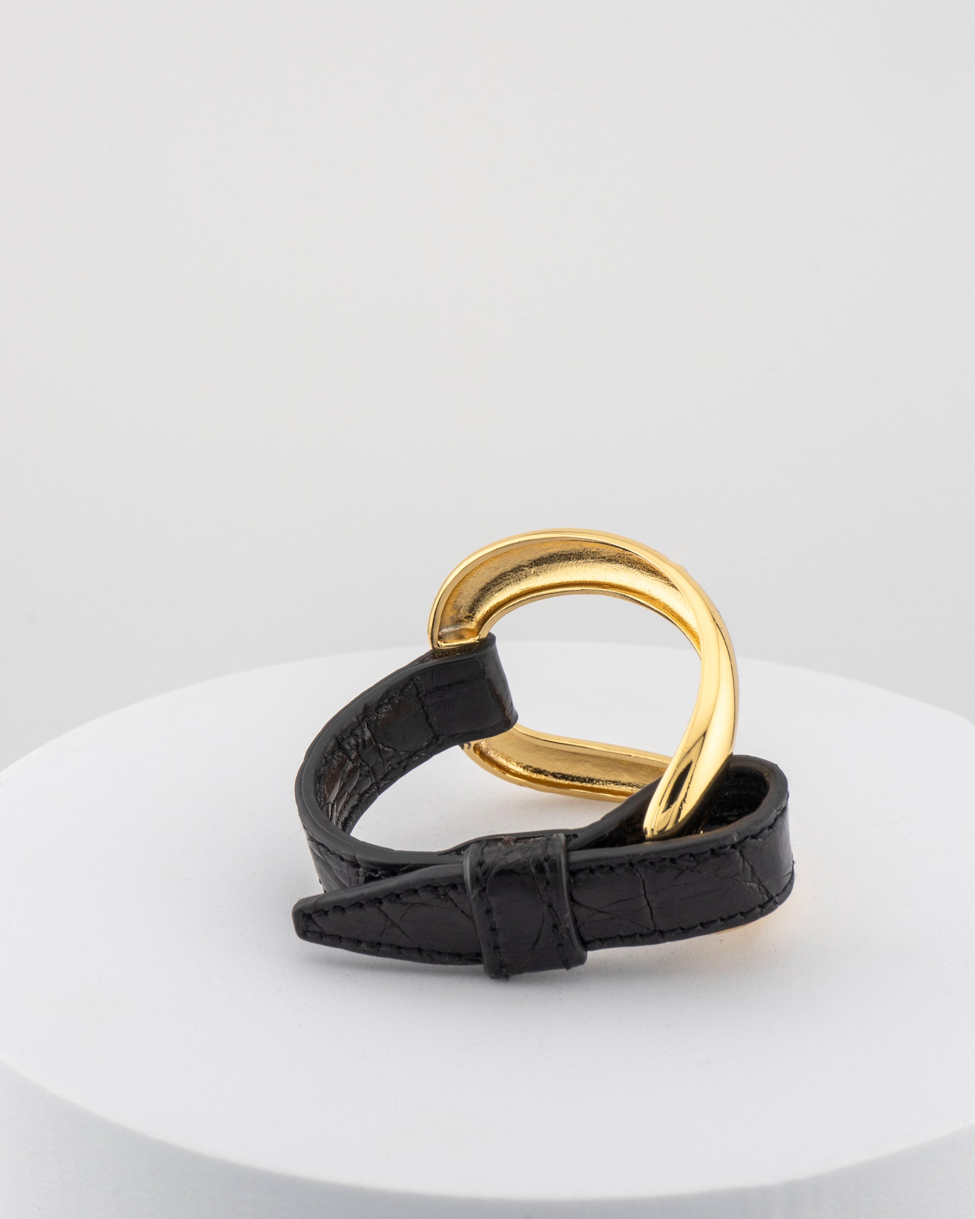 Handcrafted 18K gold-plated bronze bracelet with genuine crocodile leather strap.
An original Marri Cortona design — handmade in Tuscany.