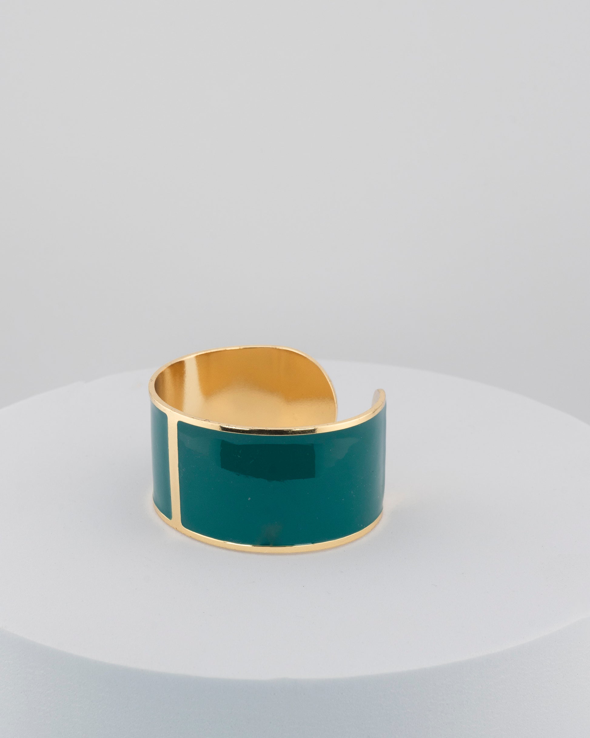 Handcrafted in Tuscany, the MarriCortona Smalto Bracelets in 18k gold and hand-painted enamel feature bold 30 mm bands — radiant, elegant, and uniquely Italian.