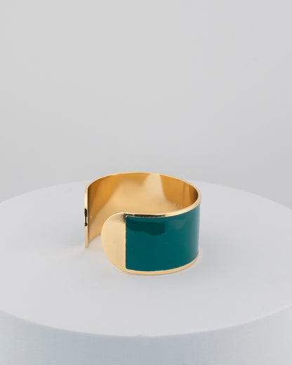 Handcrafted in Tuscany, the MarriCortona Smalto Bracelets in 18k gold and hand-painted enamel feature bold 30 mm bands — radiant, elegant, and uniquely Italian.