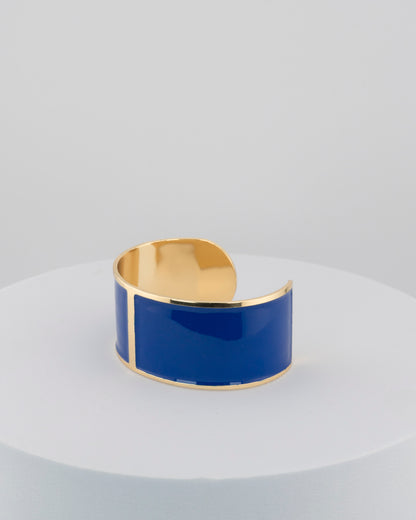 Handcrafted in Tuscany, the MarriCortona Smalto Bracelets in 18k gold and hand-painted enamel feature bold 30 mm bands — radiant, elegant, and uniquely Italian.