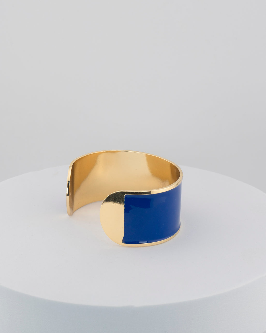 Handcrafted in Tuscany, the MarriCortona Smalto Bracelets in 18k gold and hand-painted enamel feature bold 30 mm bands — radiant, elegant, and uniquely Italian.