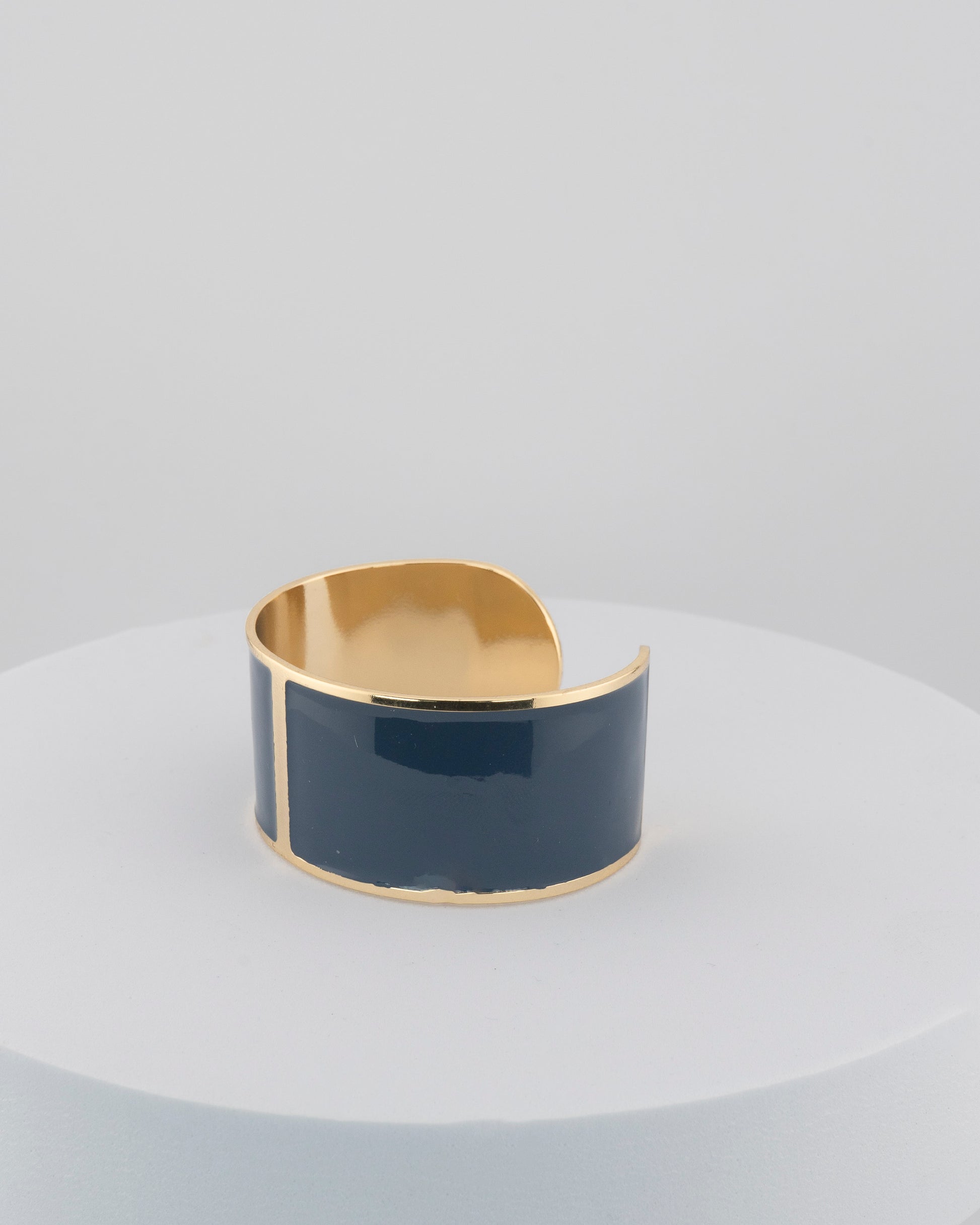 Handcrafted in Tuscany, the MarriCortona Smalto Bracelets in 18k gold and hand-painted enamel feature bold 30 mm bands — radiant, elegant, and uniquely Italian.