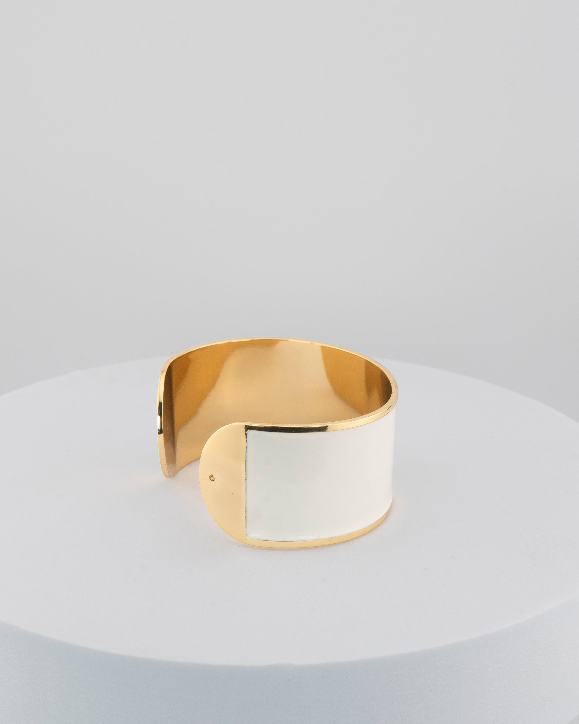 Handcrafted in Tuscany, the MarriCortona Smalto Bracelets in 18k gold and hand-painted enamel feature bold 30 mm bands — radiant, elegant, and uniquely Italian.