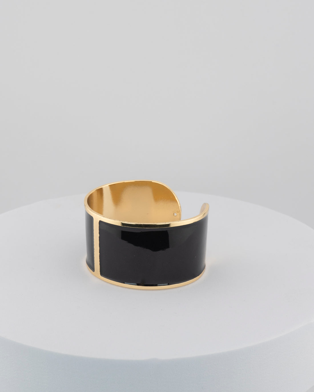 Handcrafted in Tuscany, the MarriCortona Smalto Bracelets in 18k gold and hand-painted enamel feature bold 30 mm bands — radiant, elegant, and uniquely Italian.