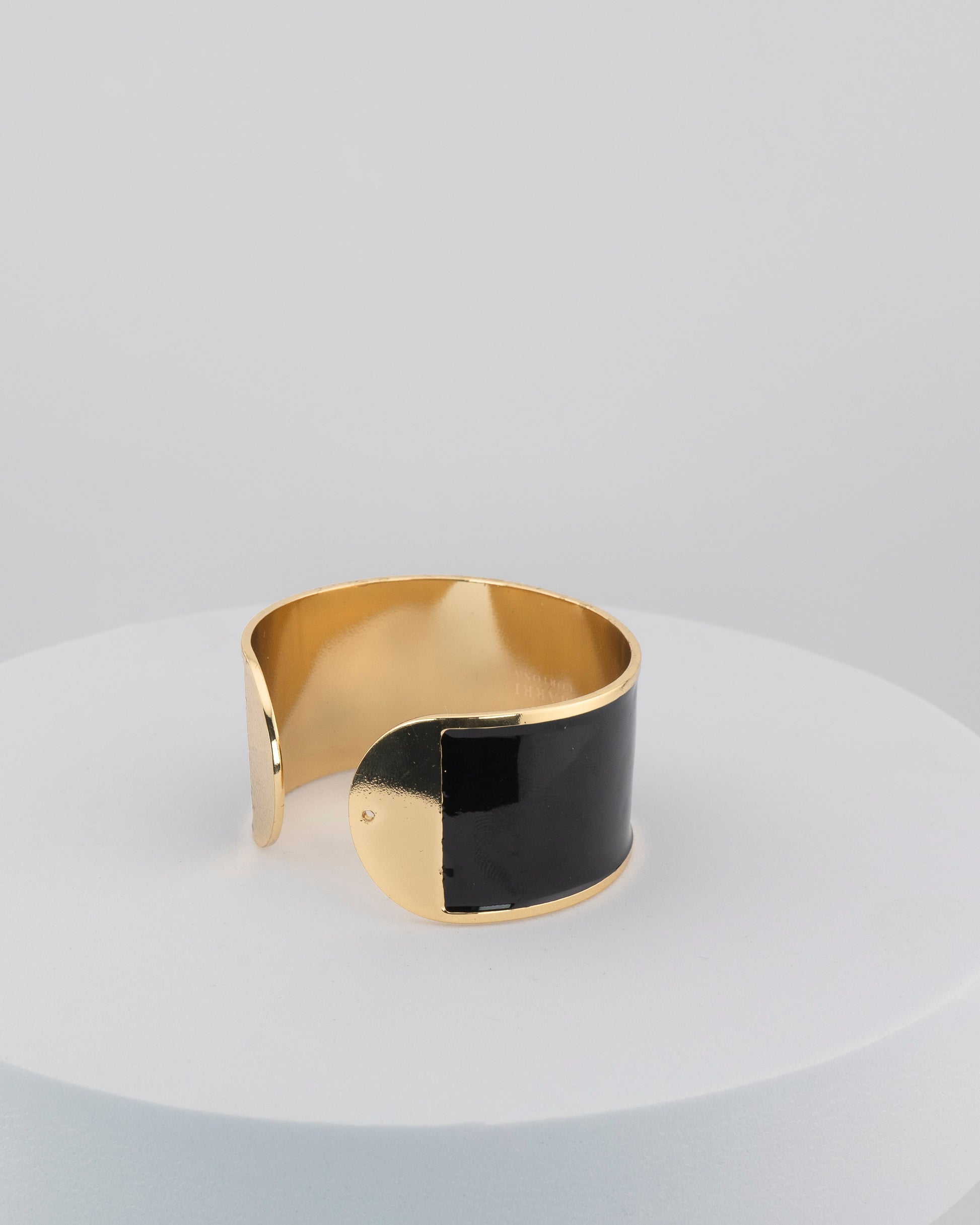 Handcrafted in Tuscany, the MarriCortona Smalto Bracelets in 18k gold and hand-painted enamel feature bold 30 mm bands — radiant, elegant, and uniquely Italian.