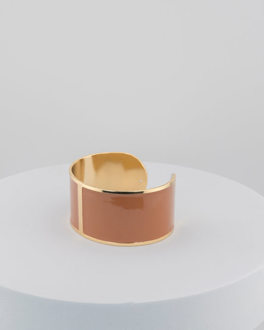 Handcrafted in Tuscany, the MarriCortona Smalto Bracelets in 18k gold and hand-painted enamel feature bold 30 mm bands — radiant, elegant, and uniquely Italian.