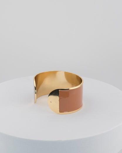 Handcrafted in Tuscany, the MarriCortona Smalto Bracelets in 18k gold and hand-painted enamel feature bold 30 mm bands — radiant, elegant, and uniquely Italian.