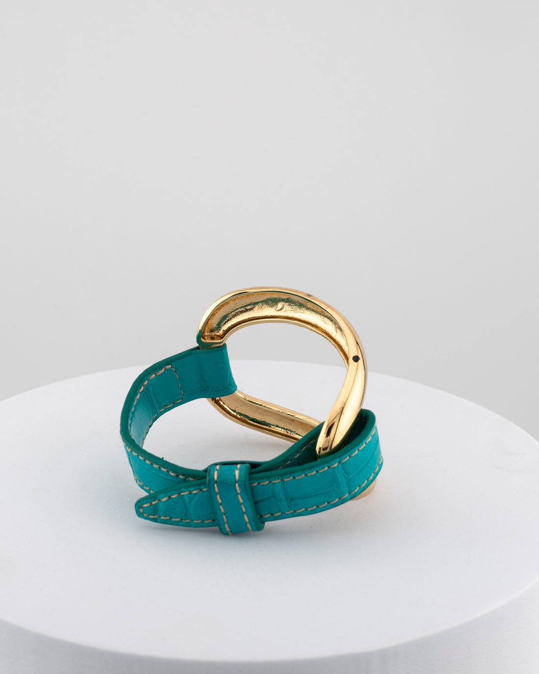 Handcrafted 18K gold-plated bronze bracelet with genuine crocodile leather strap.
An original Marri Cortona design — handmade in Tuscany.