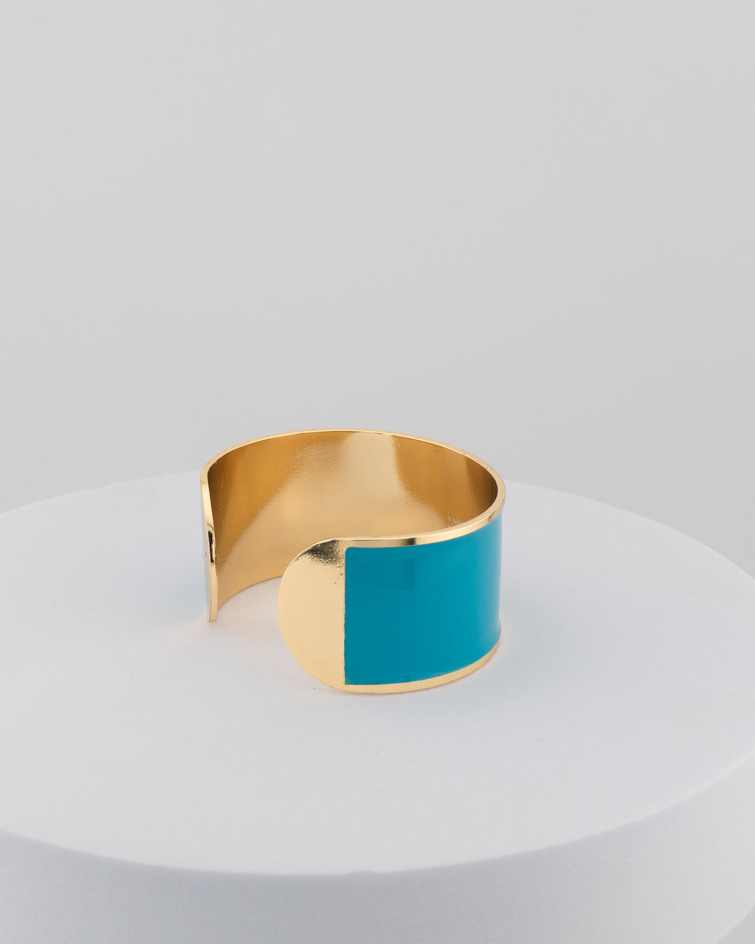 Handcrafted in Tuscany, the MarriCortona Smalto Bracelets in 18k gold and hand-painted enamel feature bold 30 mm bands — radiant, elegant, and uniquely Italian.