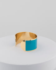 Handcrafted in Tuscany, the MarriCortona Smalto Bracelets in 18k gold and hand-painted enamel feature bold 30 mm bands — radiant, elegant, and uniquely Italian.