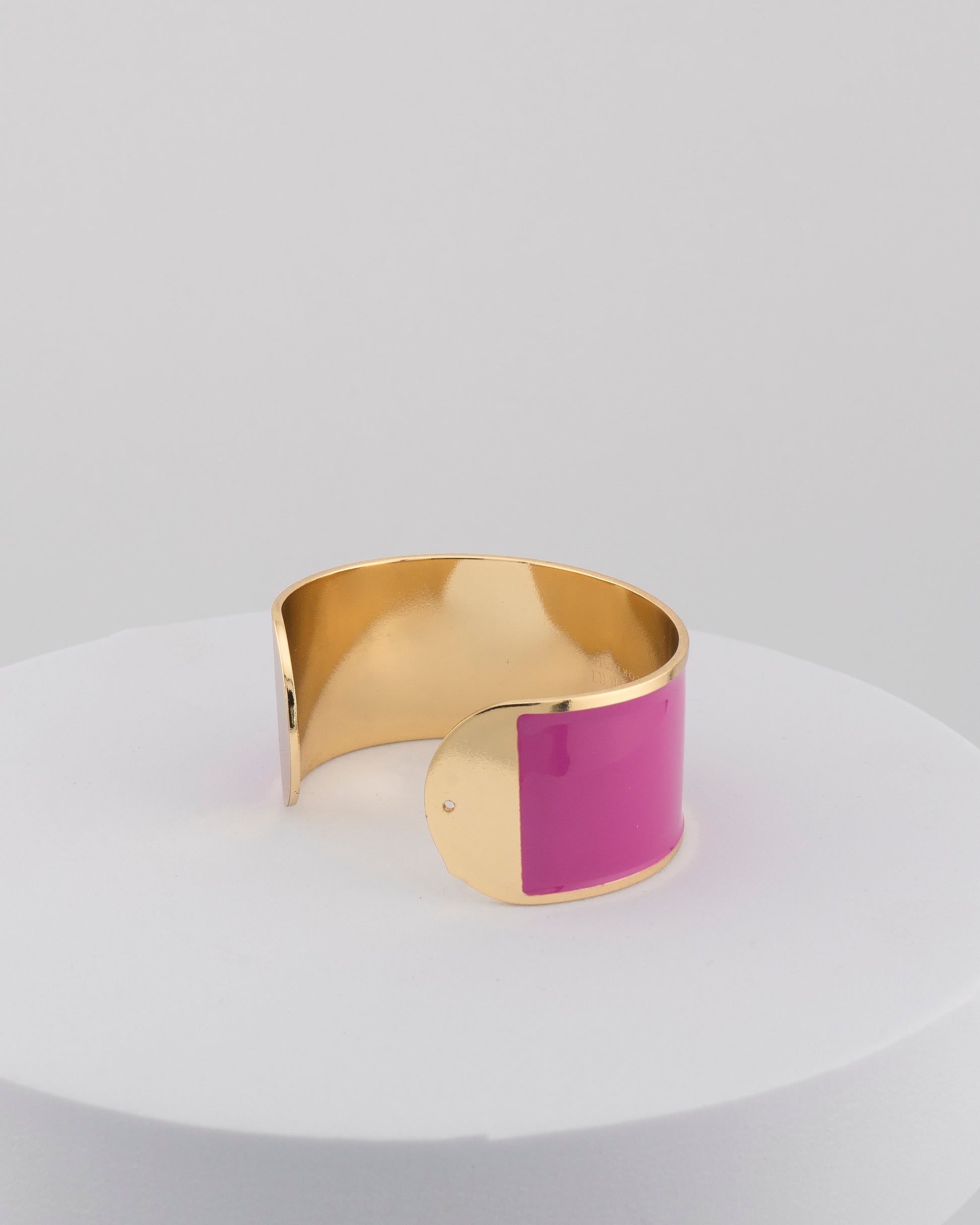 Handcrafted in Tuscany, the MarriCortona Smalto Bracelets in 18k gold and hand-painted enamel feature bold 30 mm bands — radiant, elegant, and uniquely Italian.