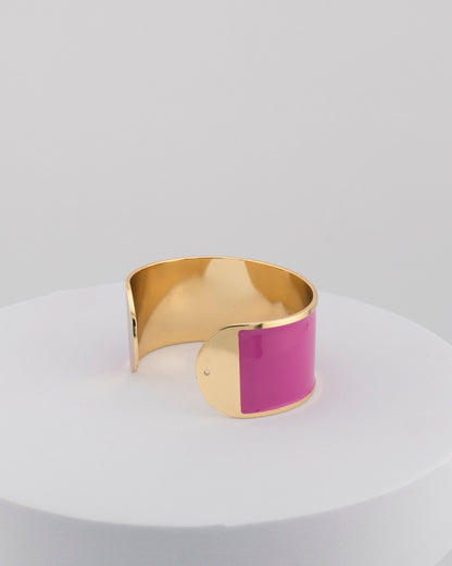 Handcrafted in Tuscany, the MarriCortona Smalto Bracelets in 18k gold and hand-painted enamel feature bold 30 mm bands — radiant, elegant, and uniquely Italian.