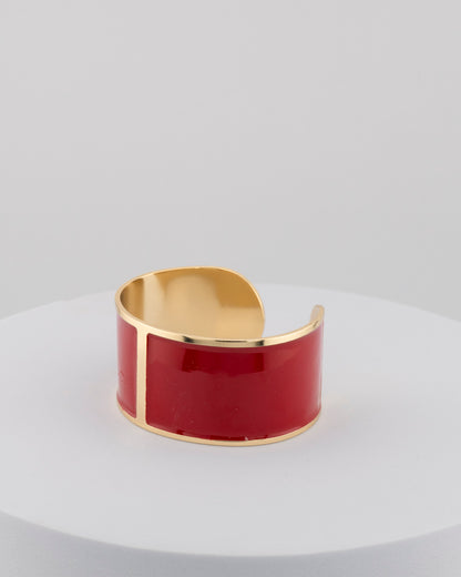 Handcrafted in Tuscany, the MarriCortona Smalto Bracelets in 18k gold and hand-painted enamel feature bold 30 mm bands — radiant, elegant, and uniquely Italian.