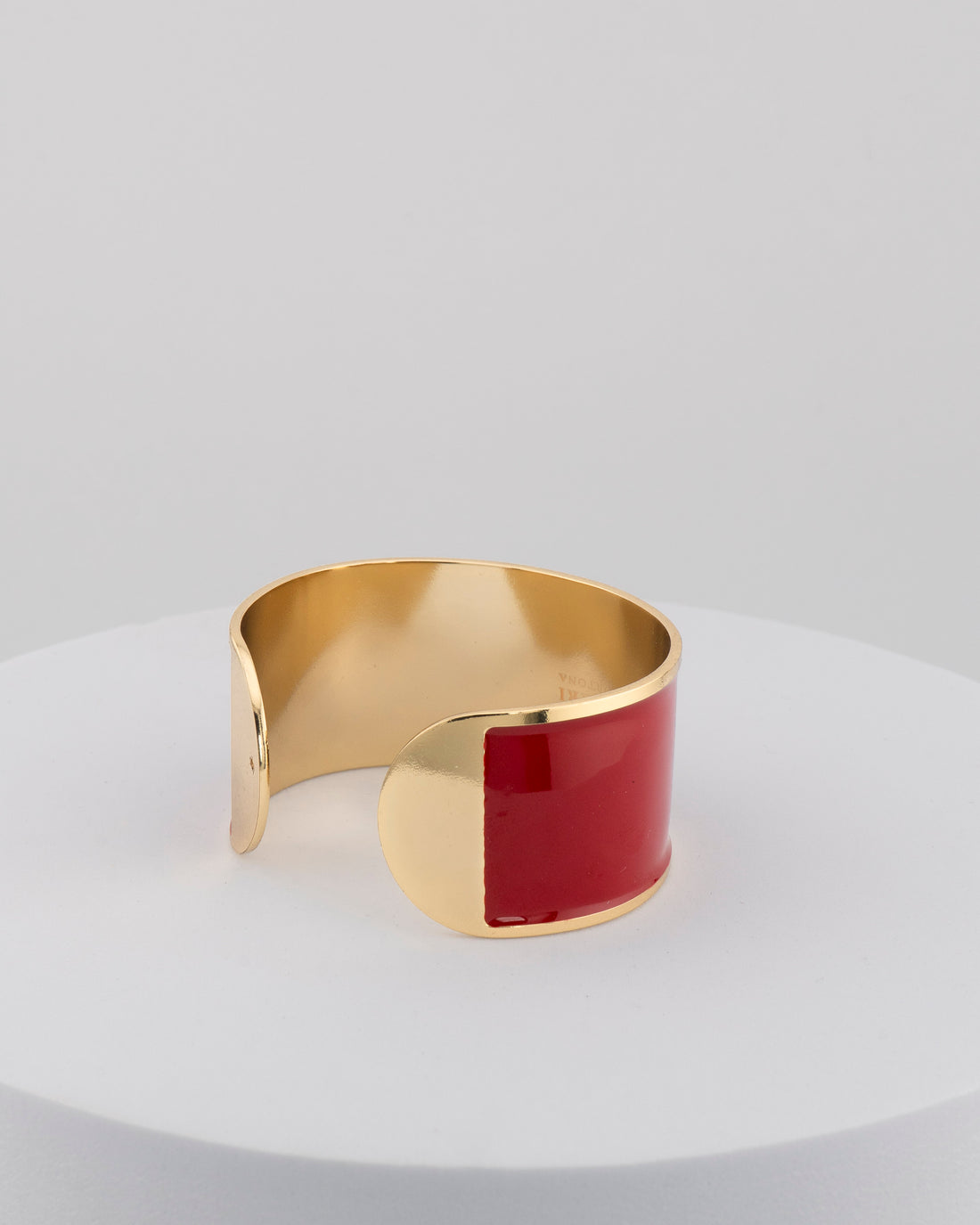 Handcrafted in Tuscany, the MarriCortona Smalto Bracelets in 18k gold and hand-painted enamel feature bold 30 mm bands — radiant, elegant, and uniquely Italian.