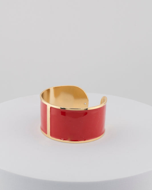 Handcrafted in Tuscany, the MarriCortona Smalto Bracelets in 18k gold and hand-painted enamel feature bold 30 mm bands — radiant, elegant, and uniquely Italian.