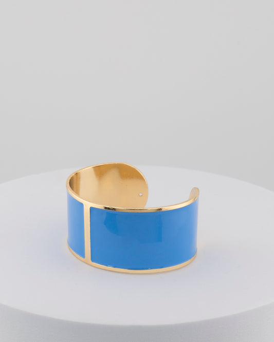 Handcrafted in Tuscany, the MarriCortona Smalto Bracelets in 18k gold and hand-painted enamel feature bold 30 mm bands — radiant, elegant, and uniquely Italian.