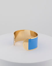 Handcrafted in Tuscany, the MarriCortona Smalto Bracelets in 18k gold and hand-painted enamel feature bold 30 mm bands — radiant, elegant, and uniquely Italian.