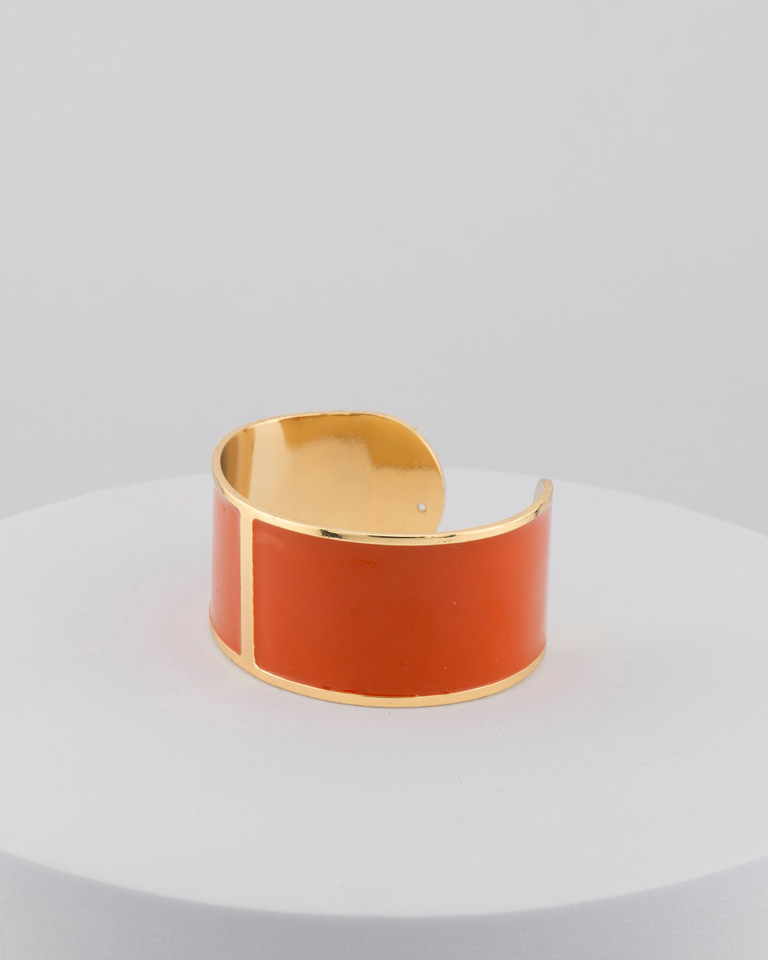 Handcrafted in Tuscany, the MarriCortona Smalto Bracelets in 18k gold and hand-painted enamel feature bold 30 mm bands — radiant, elegant, and uniquely Italian.
