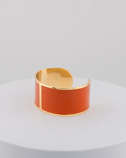 Handcrafted in Tuscany, the MarriCortona Smalto Bracelets in 18k gold and hand-painted enamel feature bold 30 mm bands — radiant, elegant, and uniquely Italian.