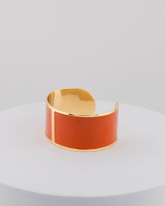 Handcrafted in Tuscany, the MarriCortona Smalto Bracelets in 18k gold and hand-painted enamel feature bold 30 mm bands — radiant, elegant, and uniquely Italian.