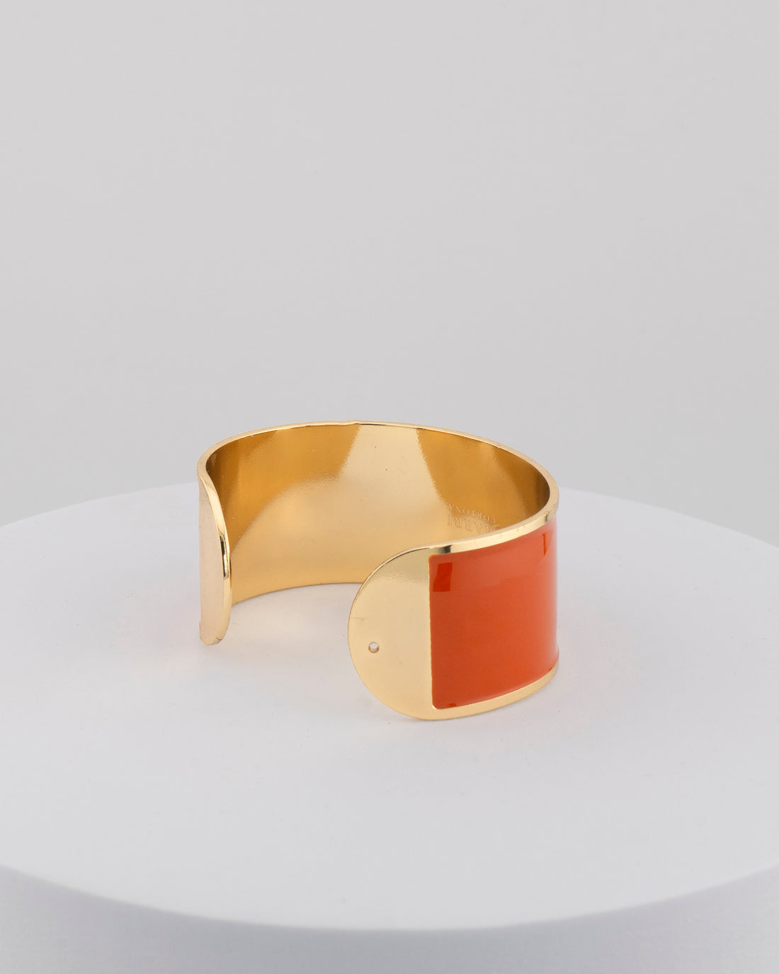 Handcrafted in Tuscany, the MarriCortona Smalto Bracelets in 18k gold and hand-painted enamel feature bold 30 mm bands — radiant, elegant, and uniquely Italian.