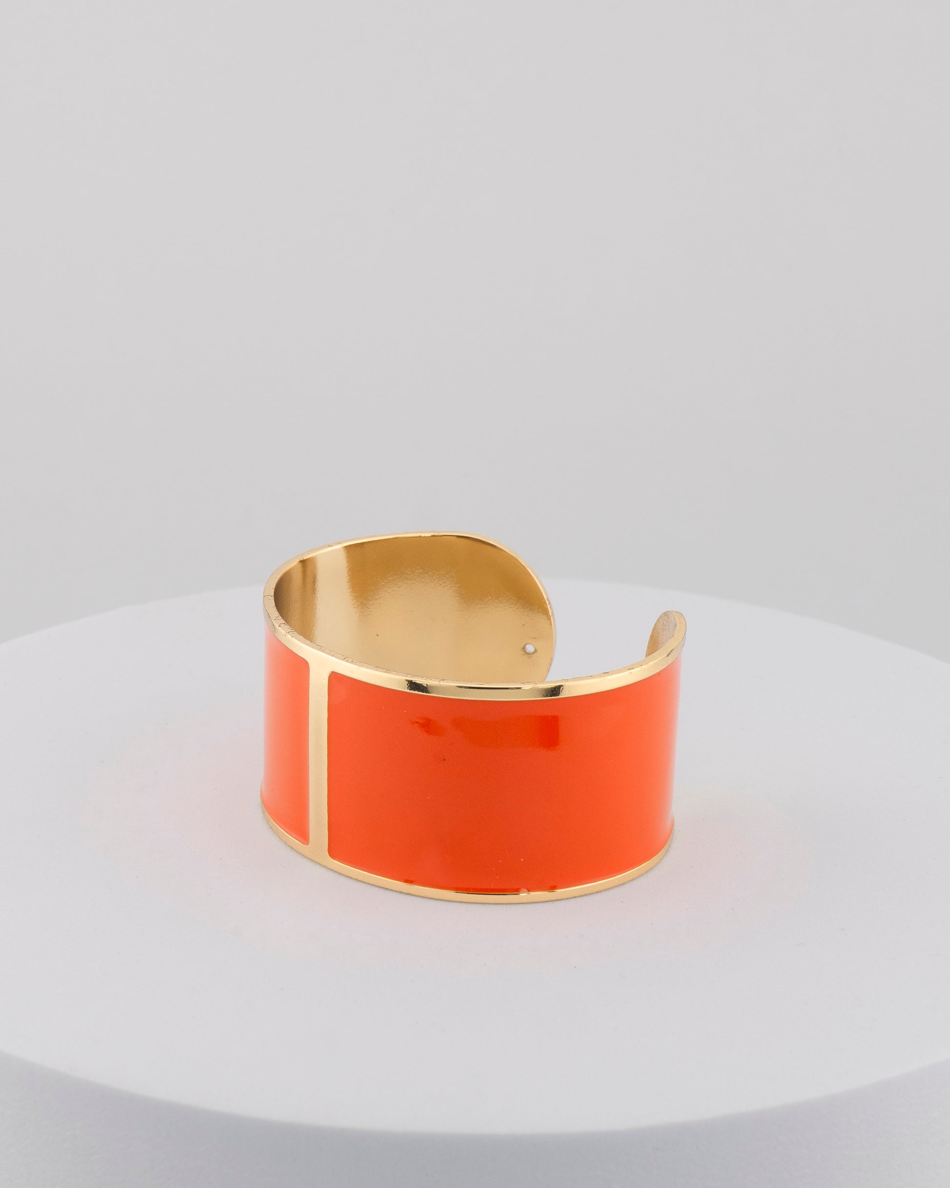 Handcrafted in Tuscany, the MarriCortona Smalto Bracelets in 18k gold and hand-painted enamel feature bold 30 mm bands — radiant, elegant, and uniquely Italian.