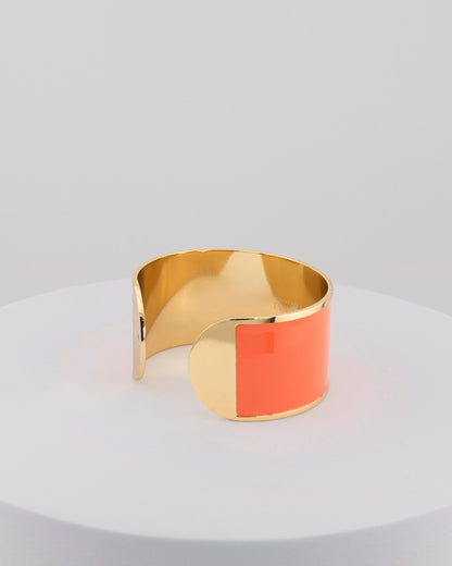 Handcrafted in Tuscany, the MarriCortona Smalto Bracelets in 18k gold and hand-painted enamel feature bold 30 mm bands — radiant, elegant, and uniquely Italian.