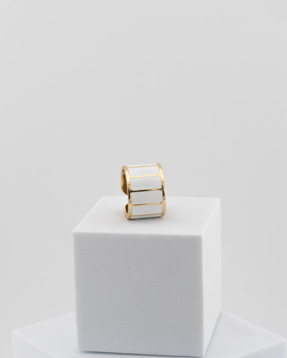 Adjustable enamel ring in 18K gold-plated bronze with black & white finish.
Handcrafted in Tuscany — pure light and timeless design.