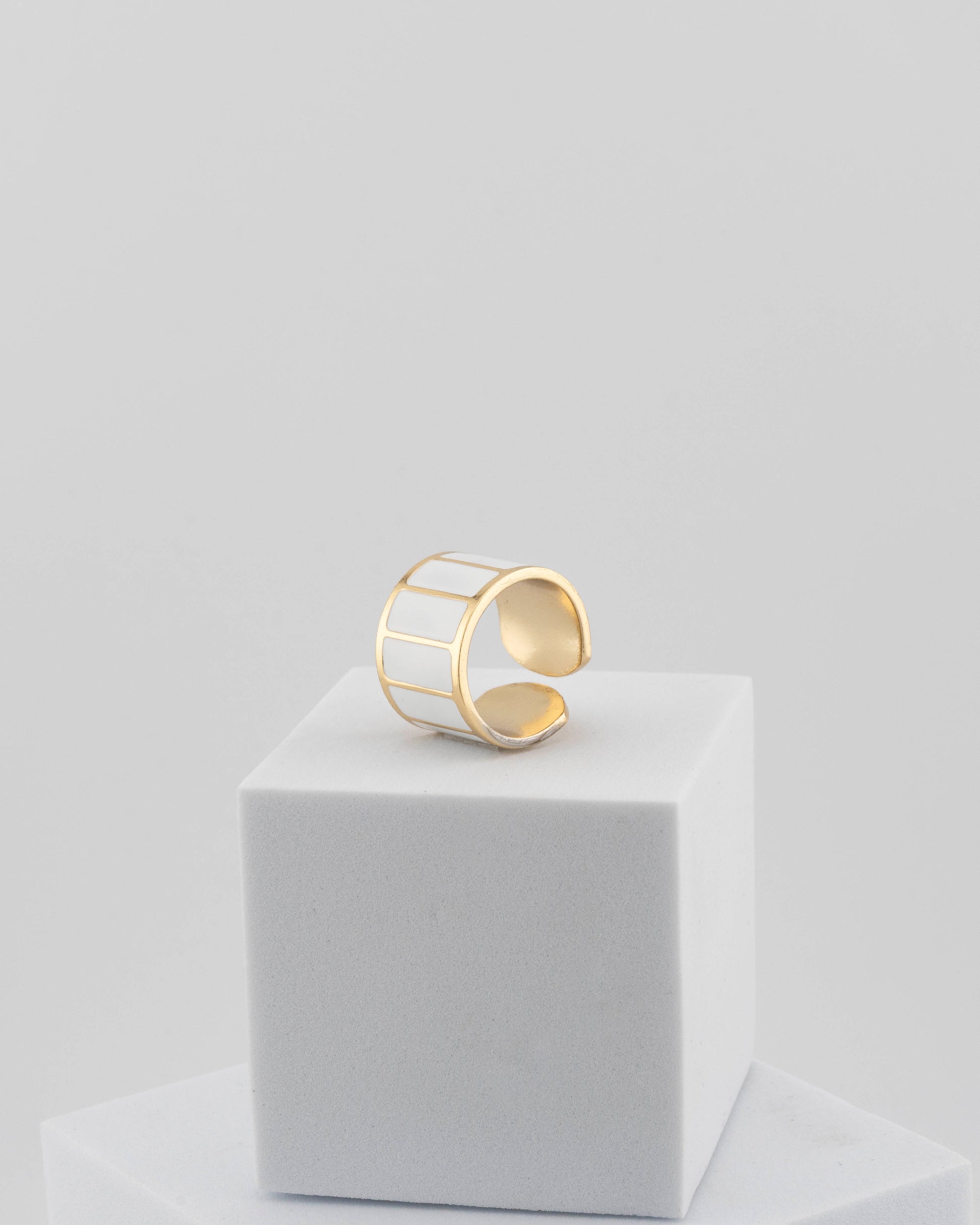Adjustable enamel ring in 18K gold-plated bronze with black & white finish.
Handcrafted in Tuscany — pure light and timeless design.