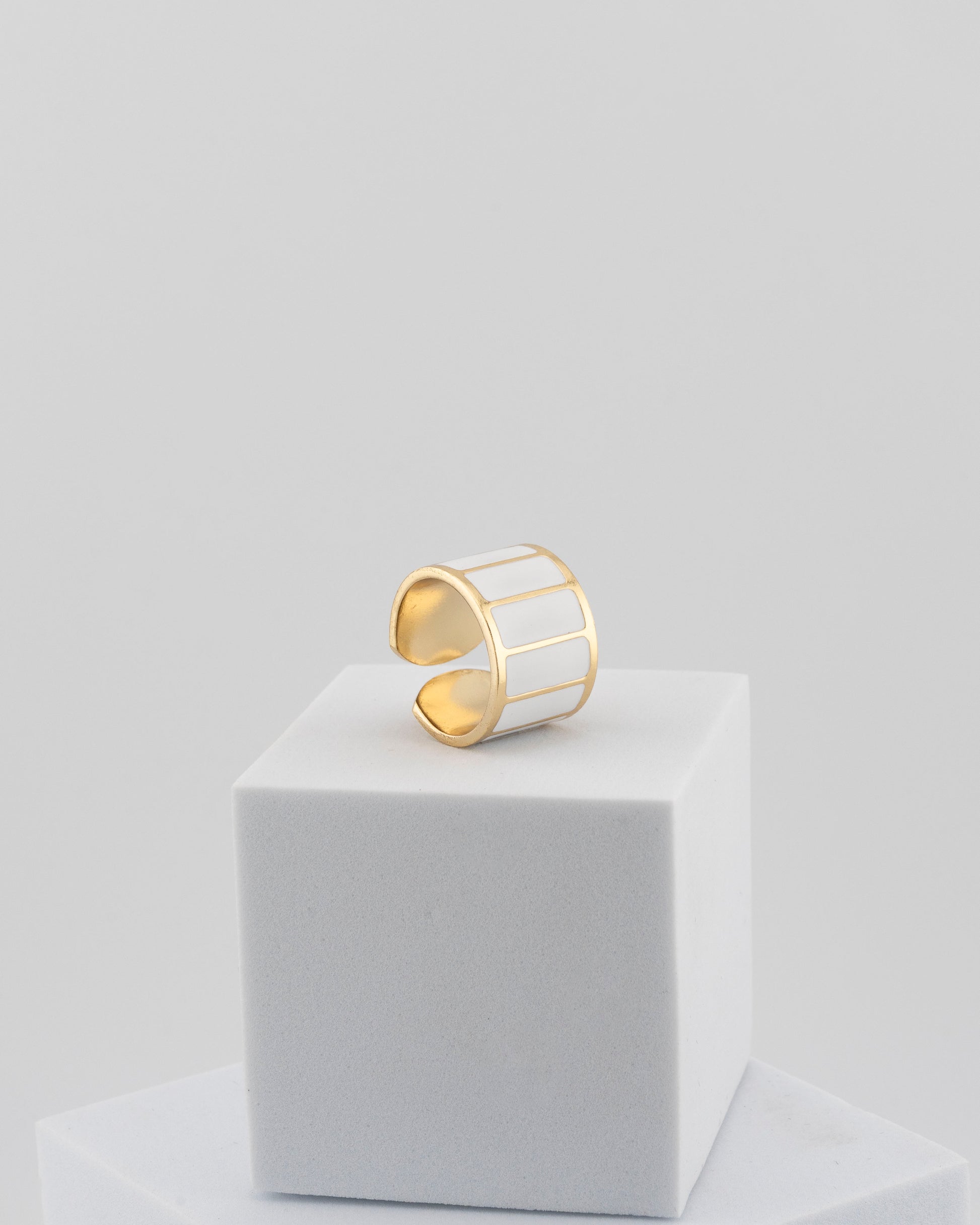 Adjustable enamel ring in 18K gold-plated bronze with black & white finish.
Handcrafted in Tuscany — pure light and timeless design.